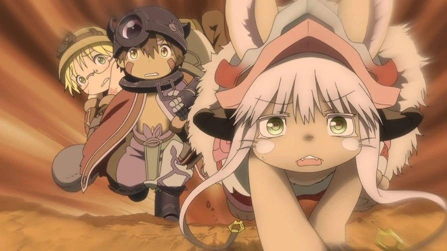 Nanachi cuidando de Reg em uma cena que mistura a fofura dos personagens com a tensão do ambiente sombrio do Abismo.